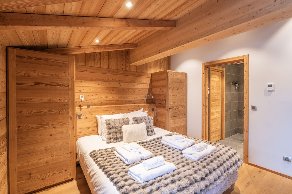 Premium chalet bedroom for a bike tour in Alpe d’Huez