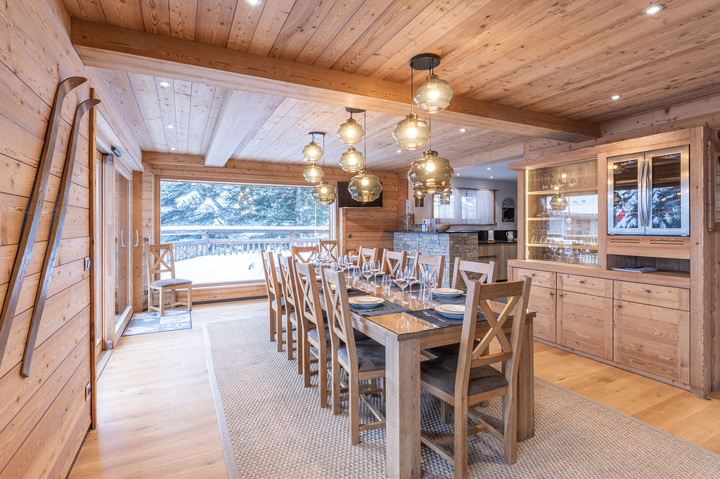 Dining area in a premium chalet for cycling holidays in Alpe d’Huez