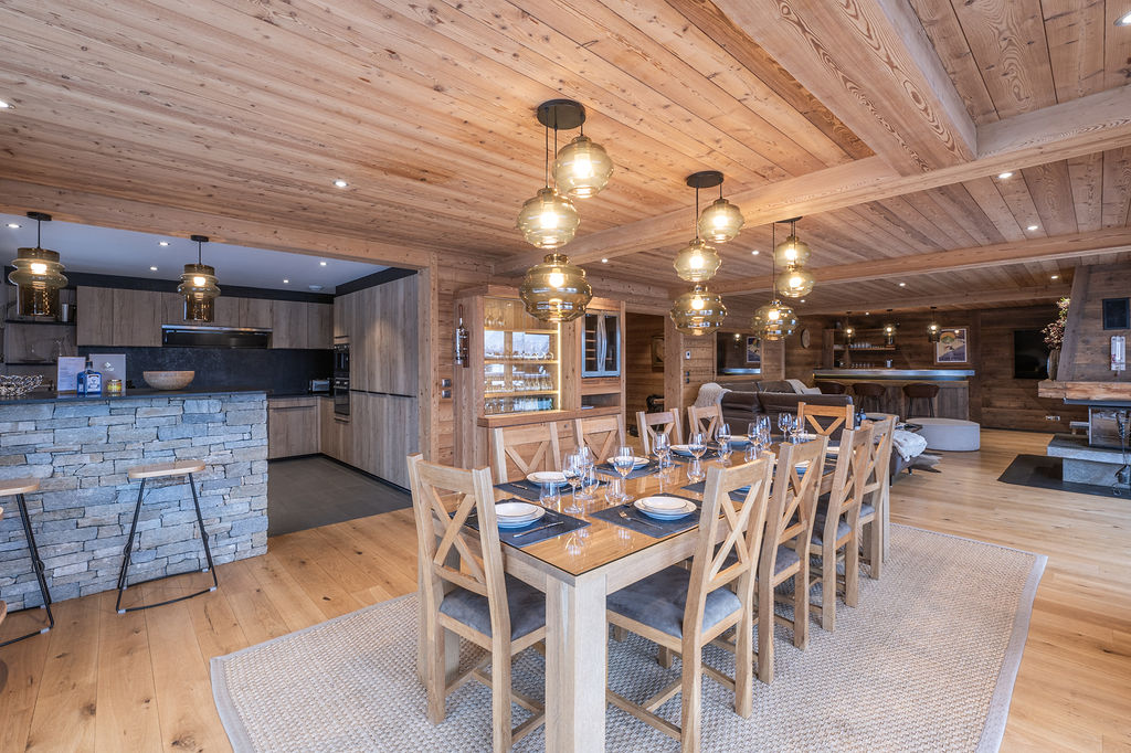 Dining area in a premium chalet for cycling trip in Alpe d’Huez