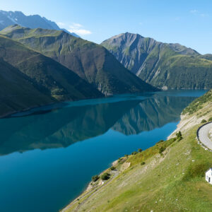 Vue sur le lac de Grand'Maison depuis le col du Glandon