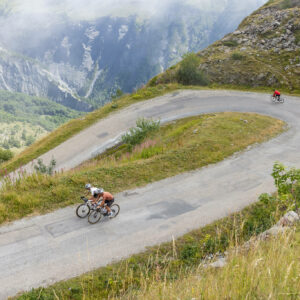 Cyclistes dans le col de Sarenne lors d'un séjour vélo dans les Alpes françaises
