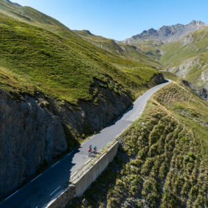 Cyclistes gravissant le col du Galibier lors d'un séjour vélo dans les Alpes françaises