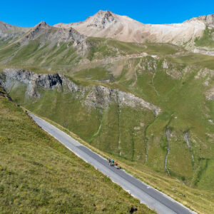 Cyclistes sur le col du Lautaret lors d'un stage vélo dans les Alpes françaises