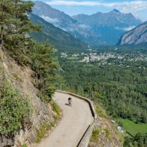 Cycliste gravissant le col de Solude au-dessus de Bourg-d'Oisans lors d'un séjour vélo dans les Alpes françaises