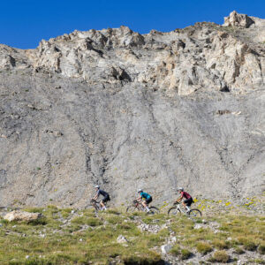 Cyclistes gravissant le col du Télégraphe lors d'un séjour vélo dans les Alpes françaises